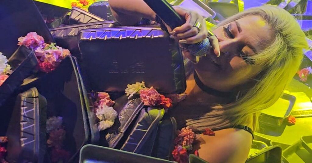 Κυριολεκτικά έθαψαν τραγουδίστρια με λουλούδια: Δεν έχετε ξαναδεί κάτι τέτοιο (Βίντεο)