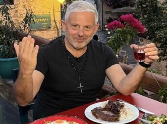 Τάσος Δούσης: Περιγράφει τους 24 κανόνες καλής συμπεριφοράς στο πασχαλινό τραπέζι