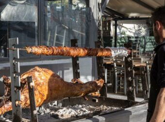 Πάσχα 2026: Σούβλα με… δόσεις και το αρνί στα ύψη – Ο οδηγός επιβίωσης για το φετινό τραπέζι!