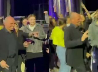 Viral o Γιάνης Βαρουφάκης στη Μόσχα: Ο έξαλλος χορός και το τραγούδι hit με το όνομά του! (Βίντεο)
