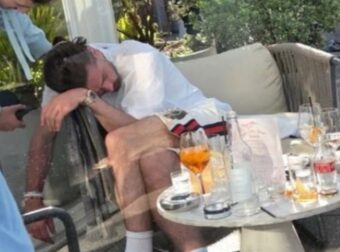 Σάλος με φωτογραφίες γνωστού ποδοσφαιριστή: Λιώμα σε μαγαζί – Αποκοιμήθηκε στην καρέκλα από το ποτό!