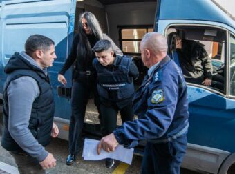 Μουρτζούκου: Στην ανακρίτρια Αμαλιάδας αυτή την στιγμή – Η μόνη λέξη που ψέλλισε στις κάμερες με θάρρος (Βίντεο)