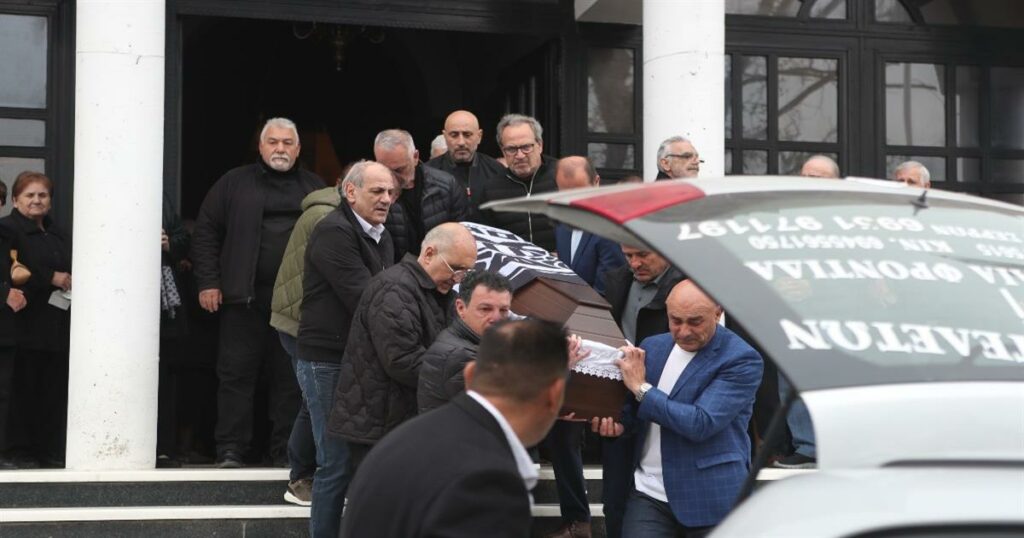 Κηδεία Μπορμπόκη: Σπάραξε στο κλάμα ο αδερφός του – Εικόνες