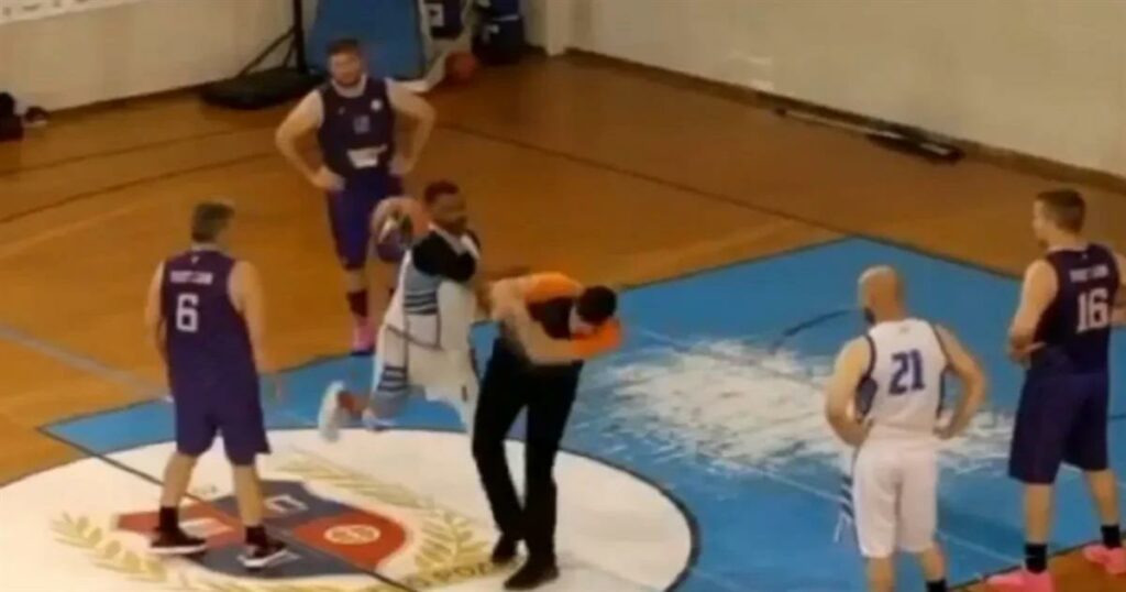 Παίκτης έριξε μπουνιά σε διαιτητή και του πέταξε την μπάλα στο κεφάλι (video)