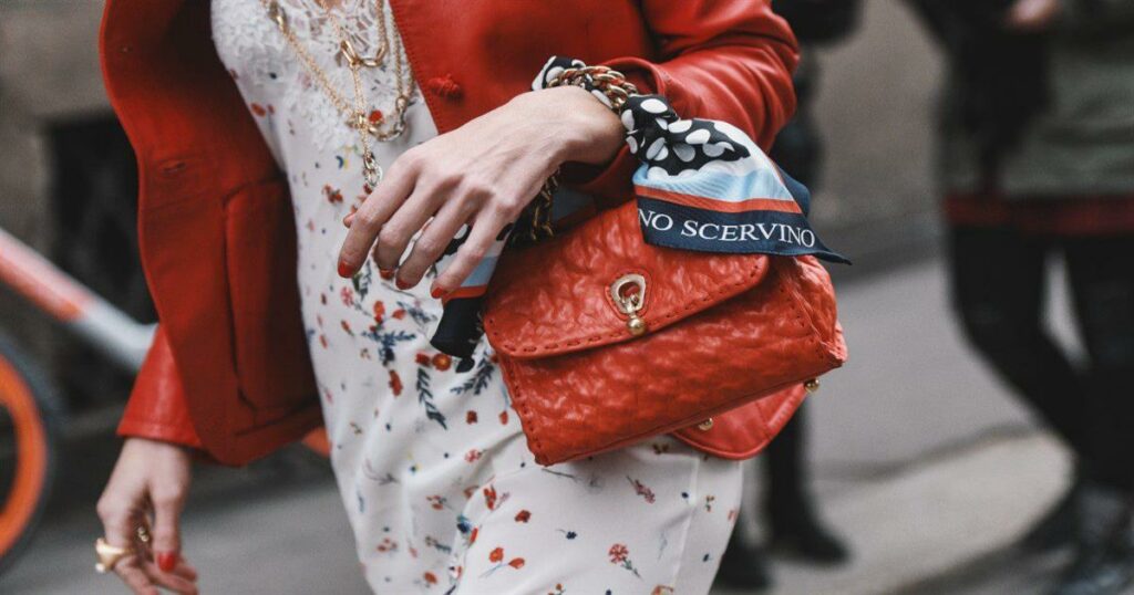 Το κολιέ-πασπαρτού: Το μόνο αξεσουάρ που θα «μεταμορφώσει» κάθε beach look σου φέτος