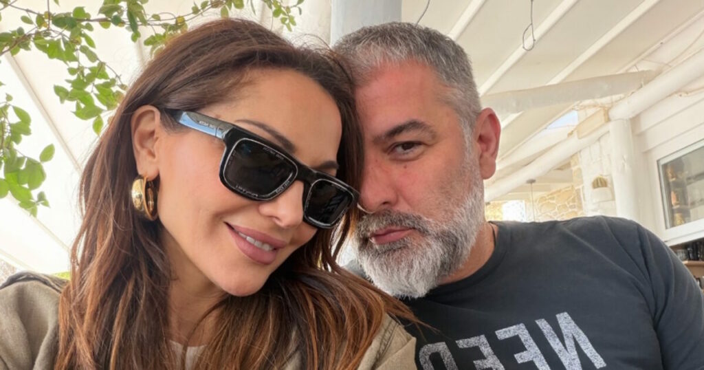 Δέσποινα Βανδή – Βασίλης Μπισμπίκης: Η πασχαλινή τους εξόρμηση στην Κρήτη και οι ηλιοθεραπείες στην παραλία