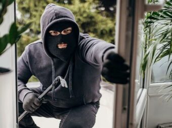 Μην βάζεις ποτέ λεφτά και κοσμήματα εκεί! Αυτό είναι το πρώτο δωμάτιο που ψάχνουν οι κλέφτες όταν μπαίνουν σε ένα σπίτι – Ο λόγος