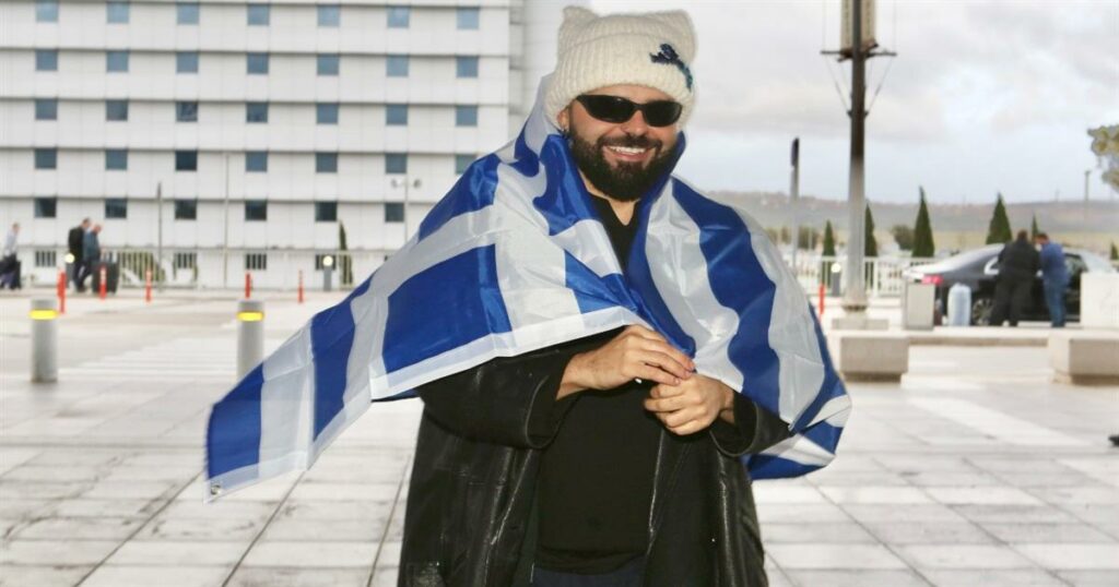 Eurovision 2026: Αναχώρησε ο Akylas για Βιέννη – Οι δηλώσεις του και τα προγνωστικά για το Ferto