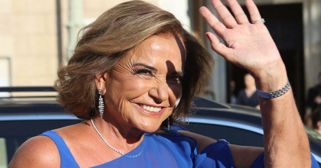 Ντόρα Μπακογιάννη: Το βίντεο από τα γενέθλια στο γραφείο και το… «σσσοκολατάκι»