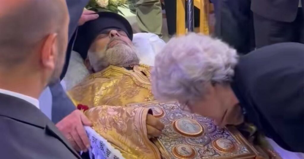 Το ύστατο χαίρε στο θρυλικό παπά-Τσάκαλο (Βίντεο)