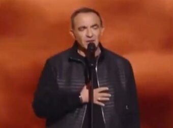Νίκος Αλιάγας: Καθήλωσε το κοινό και τους κριτές στο «The Voice» της Γαλλίας με το τραγούδι «Μέτοικο» (Βίντεο)