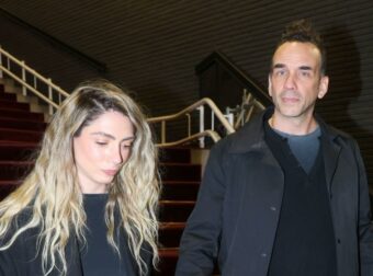Πάνος Μουζουράκης – Μαριλού Κόζαρη: Βάφτισαν τον γιο τους! Νονά η Παπαρίζου