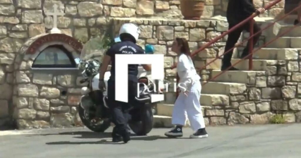 Κρήτη: Χαμός στην κηδεία του 21χρονου! Η αδελφή του επιτέθηκε στους αστυνομικούς ουρλιάζοντας (Βίντεο)