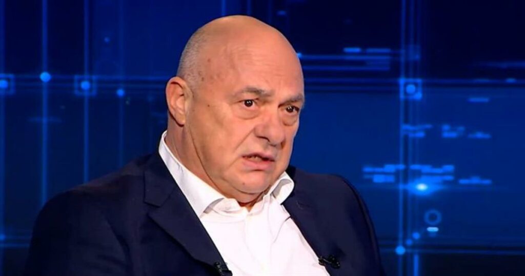 Μπeος: «Ρε Μητσοτάκη, πάρε μία μπουλντόζα και μια καθαρίστρια και σβήστα από εκεί – Το μνημείο είναι στα Τέμπη. Να πάνε εκεί να κλάψουν και να στεναχωρηθούν οι συγγενείς»