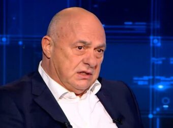 Μπeος: «Ρε Μητσοτάκη, πάρε μία μπουλντόζα και μια καθαρίστρια και σβήστα από εκεί – Το μνημείο είναι στα Τέμπη. Να πάνε εκεί να κλάψουν και να στεναχωρηθούν οι συγγενείς»