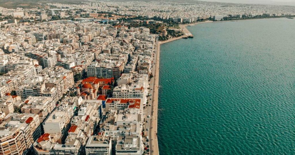 «Πόλεμος» σε πολυκατοικία της Θεσσαλονίκης: Ιδιοκτήτρια μετέτρεψε ημιυπόγειο σε 8 Airbnb και την έσυραν στα δικαστήρια