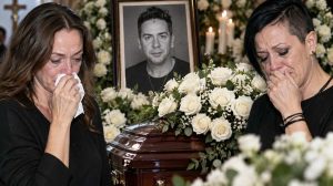 Γιώργος Μαζωνάκης: Η εντολή που έδωσαν οι αδερφές του στο γραφείο τελετών – «Θα τον θάψουμε με…»