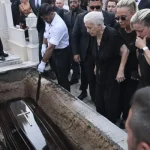Κηδεία Μαζωνάκη: Μπήκαμε μέσα στο νεκροταφείο – Δείτε σε βίντεο ό,τι συμβαίνει τώρα! Του άνοιξαν το φέρετρο πριν τον βάλουν στο χώμα;