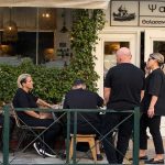 Σε ψαροταβέρνα η οικογένεια Μαζωνάκη μετά την κηδεία: Όλο τον κατάλογο παρήγγειλαν οι αδερφές του – Δείτε καρέ-κάρε τις στιγμές