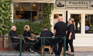 Σε ψαροταβέρνα η οικογένεια Μαζωνάκη μετά την κηδεία: Όλο τον κατάλογο παρήγγειλαν οι αδερφές του – Δείτε καρέ-κάρε τις στιγμές
