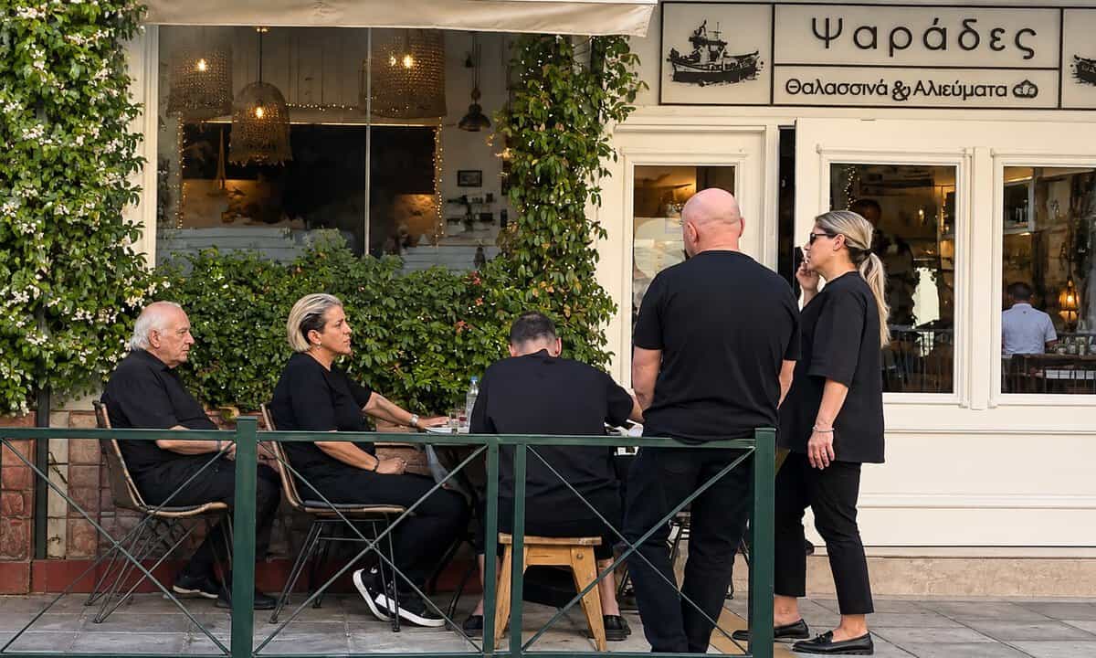 Σε ψαροταβέρνα η οικογένεια Μαζωνάκη μετά την κηδεία: Όλο τον κατάλογο παρήγγειλαν οι αδερφές του - Δείτε καρέ-κάρε τις στιγμές