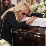 Κηδεία Μαζωνάκη: Η Λάτση άβαφτη με λυγμούς πάνω στο φέρετρο-«Γιώργο ζεις, σήκω πάνω»