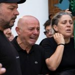 ΕΚΤΑΚΤΟ – ΕΠΙΤΕΘΗΚΑΝ ΣΤΙΣ ΑΔΕΡΦΕΣ ΤΟΥ ΜΑΖΩΝΑΚΗ ΣΤΟ ΝΕΚΡΟΤΑΦΕΙΟ – ΒΙΝΤΕΟ ΣΟΚ