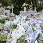 Όλοι κοιτούσαν τα παπούτσια του: Σε κατάσταση σοκ πασίγνωστος τραγουδιστής στο τρισάγιο του Μαζωνάκη – Κατέρρευσε μπροστά στο μνήμα
