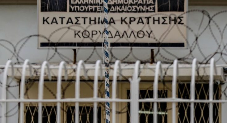 ΣΟΚ ΣΤΙΣ ΦΥΛΑΚΕΣ ΚΟΡΥΔΑΛΛΟΥ: ΤΟΝ ΠΛΑΚΩΣΑΝ ΣΤΟ ΞΥΛΟ ΟΙ ΣΥΓΚΡΑΤΟΥΜΕΝΟΙ ΤΟΥ ΑΚΟΜΗ ΔΕΝ ΜΠΗΚΕ
