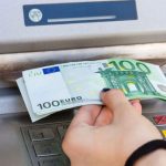 ΟΥΡΕΣ ΣΤΑ ΑΤΜ ΑΠΟ ΝΩΡΙΣ ΤΟ ΠΡΩΙ ΑΥΡΙΟ: ΠΟΙΟΙ ΘΑ ΕΧΟΝ ΛΕΦΤΑ ΣΤΟΝ ΛΟΓΑΡΙΑΣΜΟ ΤΟΥΣ – ΞΕΚΙΝΑΝΕ ΟΙ ΠΛΗΡΩΜΕΣ ΑΠΟ e-ΕΦΚΑ ΚΑΙ ΔΥΠΑ