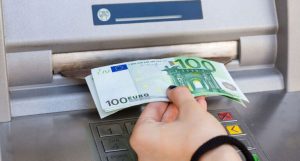 ΟΥΡΕΣ ΣΤΑ ΑΤΜ ΑΠΟ ΝΩΡΙΣ ΤΟ ΠΡΩΙ ΑΥΡΙΟ: ΠΟΙΟΙ ΘΑ ΕΧΟΝ ΛΕΦΤΑ ΣΤΟΝ ΛΟΓΑΡΙΑΣΜΟ ΤΟΥΣ – ΞΕΚΙΝΑΝΕ ΟΙ ΠΛΗΡΩΜΕΣ ΑΠΟ e-ΕΦΚΑ ΚΑΙ ΔΥΠΑ