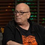«Μπαίνω στο καμαρίνι, μου λέει “Παύρι, αυτό για σένα” και μου πετάει έναν φάκελο που μέσα είχε…»: Συγκλονίζει για τον Μαζωνάκη ο άνθρωπος που έγραψε το “παιδί της νύχτας”