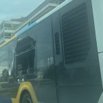 Ανατριχιαστικές στιγμές στην Ποσειδώνος: «Ακούστηκε ένας πολύ δυνατός θόρυβος» – Μετά έσπασε το τζάμι