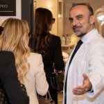 Κοσμική πελάτισσα Θεοδωρόπουλου: «Με ξάπλωσε και μου έβαζε τις μεταλλικές ράβδους» – Όλες οι πλούσιες έψαχναν να