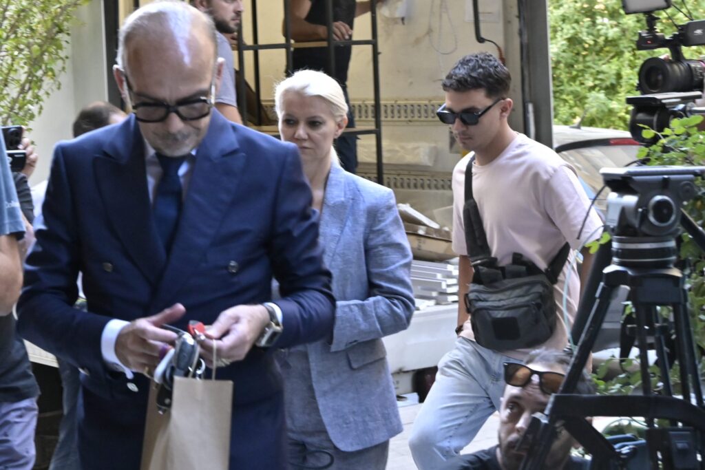 ΜΑΖΩΝΑΚΗΣ: ΣΟΚ ΜΟΛΙΣ ΜΑΘΕΥΤΗΚΕ ΓΙΑ ΤΟΝ ΓΙΑΤΡΟ ΛΙΓΟ ΠΡΙΝ ΤΗ ΜΕΤΑΓΩΓΗ ΤΟΥ ΣΤΙΣ ΦΥΛΑΚΕΣ