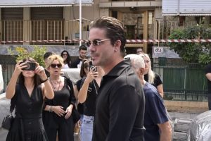 “Έχω ενοχές” – ΣΟΚ τι είπε ο Οικονομόπουλος στην κηδεία του Γιώργου Μαζωνάκη για τη σχέση τους