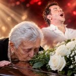 ΓΑΤΖΩΘΗΚΕ ΣΤΟ ΦΕΡΕΤΡΟ ΚΑΙ ΤΟΝ ΦΙΛΑΓΕ: ΤΑ ΤΕΛΕΥΤΑΙΑ ΛΟΓΙΑ ΤΗΣ ΜΑΝΑΣ ΤΟΥ ΜΑΖΩΝΑΚΗ ΠΡΙΝ ΤΟΝ ΒΑΛΟΥΝ ΣΤΟ ΕΔΑΦΟΣ ΑΝΑΤΡΙΧΙΑΖΟΥΝ