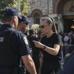 «Μαζέψτε τους, μην μου…» Η εντολή της Βάσως Μαζωνάκη στους αστυνομικούς για τον κόσμο στην κηδεία του Γιώργου