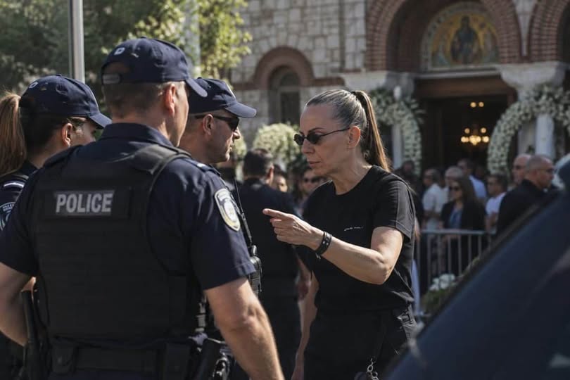 «Μαζέψτε τους, μην μου...» Η εντολή της Βάσως Μαζωνάκη στους αστυνομικούς για τον κόσμο στην κηδεία του Γιώργου