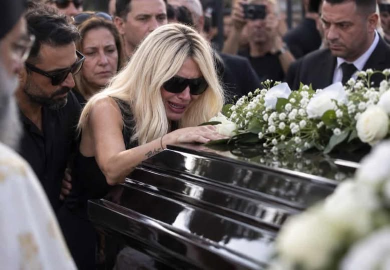 Κηδεία Μαζωνάκη: Η κραυγή της Πάολας πάνω από το φέρετρο – Είπε αυτές τις πέντε λέξεις και τους τελείωσε όλους