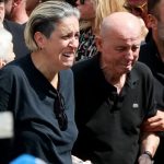 “Γιατί να περιμένω”: Πού πηγε η οικογένεια του Γιώργου Μαζωνάκη μετά την κηδεία του – Μόνο η Μαρία έκλαιγε