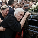 ΕΠΙΤΕΘΗΚΑΝ ΣΤΙΣ ΑΔΕΡΦΕΣ ΤΟΥ ΜΑΖΩΝΑΚΗ ΣΤΟ ΝΕΚΡΟΤΑΦΕΙΟ – ΒΙΝΤΕΟ ΣΟΚ