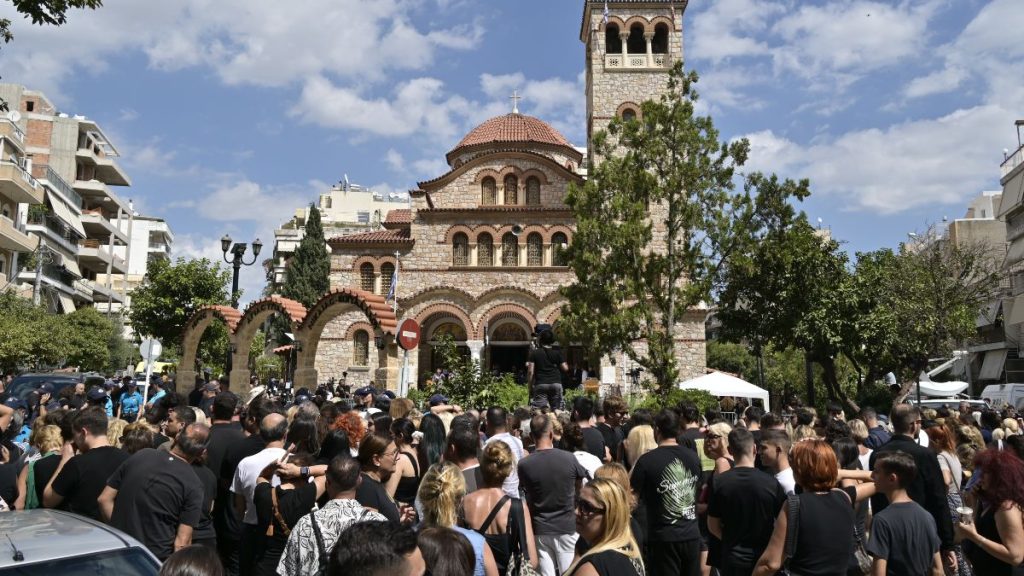 ΕΚΤΑΚΤΟ από την κηδεία Μαζωνάκη: Κατέppευσε έξω από την εκκλησία, τον μετέφεραν στα χέρια μέχρι το ασθενοφόρο, σoκ