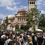 ΕΚΤΑΚΤΟ από την κηδεία Μαζωνάκη: Κατέppευσε έξω από την εκκλησία, τον μετέφεραν στα χέρια μέχρι το ασθενοφόρο, σoκ