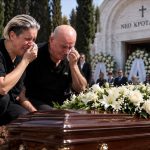 Ανατριχιαστικό! Κηδεία Μαζωνάκη: To σημάδι από τον ουρανό τη στιγμή της ταφής-“Είναι από τον Θεό…”, σπάραζε η Μαρία