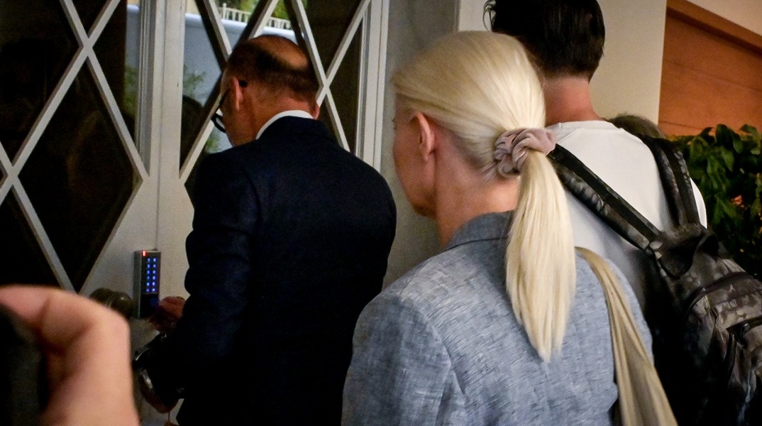 Τpέμει όλη η ελληνική showbiz: Έρχεται άρση τηλεφωνικού απορρήτου των 2 γιατρών - Ονόματα σoκ