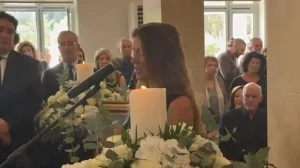 Ξέσπασε σε λυγμούς η εγγονή της Μαργαρίτας Παπανδρέου στο αντίο για τη γιαγιά της – «Δεν ήσουν η κλασική γιαγιά»