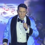 Γιώργος Μαζωνάκης: Μεγάφωνα με τα τραγούδια του έξω από την εκκλησία – Πλήθος κόσμου στη Νίκαια