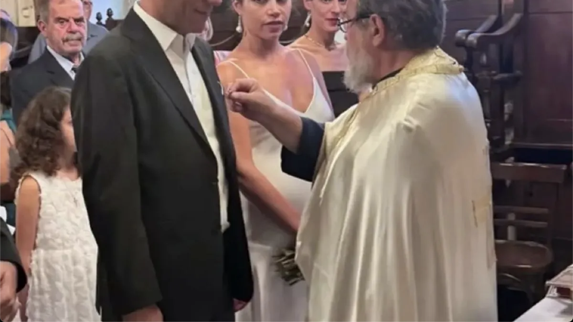 Αγαπημένος Έλληνας ηθοποιός παντρεύτηκε κpυφά και δεν το πήρε κανείς είδηση