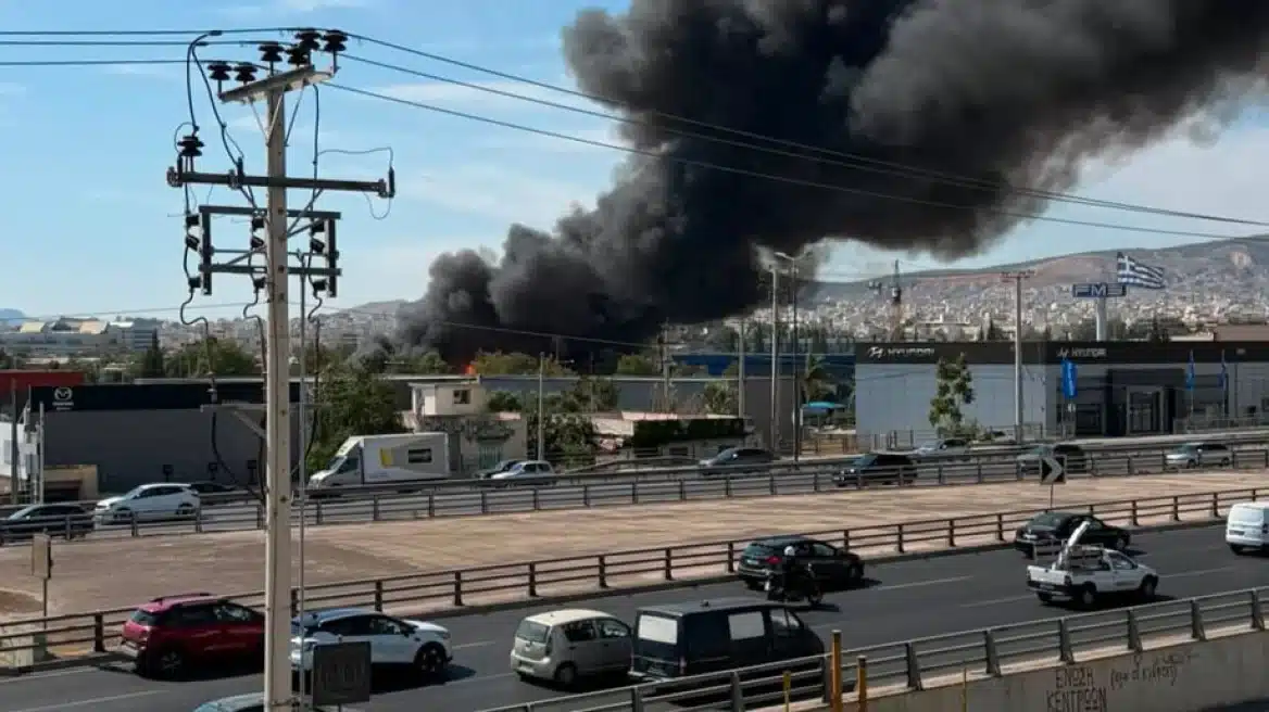 Μεγάλη φωτιά στον Ρέντη – Καίγονται λάστιχα και παλέτες